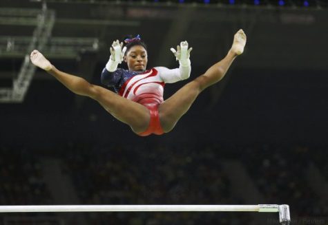 2016 Rio Olympics - Artistic Gymnastics - Final - Women's Team Final - Rio Olympic Arena - Rio de Janeiro, Brazil - 09/08/2016. Simone Biles (USA) of USA competes on the uneven bars during the women's team final. REUTERS/Mike Blake FOR EDITORIAL USE ONLY. NOT FOR SALE FOR MARKETING OR ADVERTISING CAMPAIGNS.