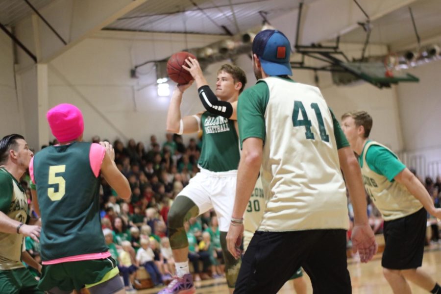 Photo of the Day: Student Faculty Basketball Game