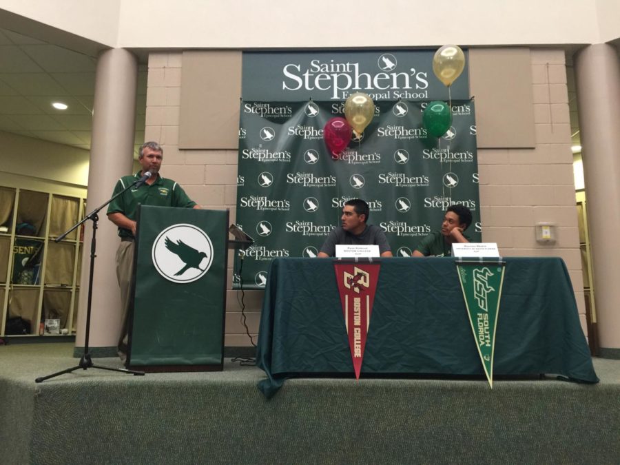 Photo of the Day: Golf players commit to college
