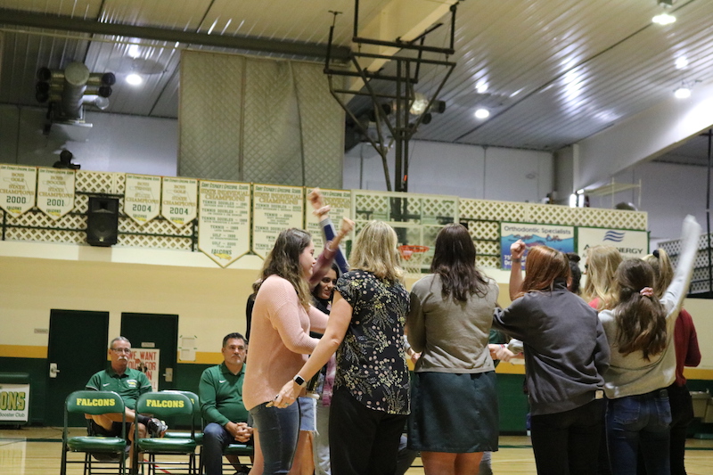 Cheerleaders do their last break it down.