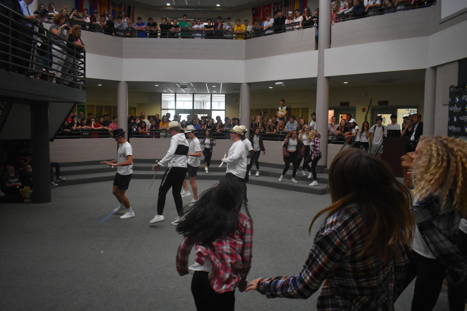 Homecoming+week+day+3+photo+gallery%3A+Dance-Off