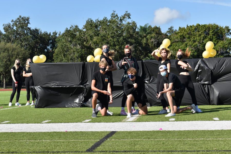 The Juniors did a smooth transition into the by posing like statues to the Black Beatles song by Rea Sremmurd.