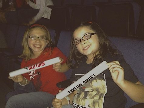 Julia and Emma Craig at Taylor Swifts Red concert in 2013.
