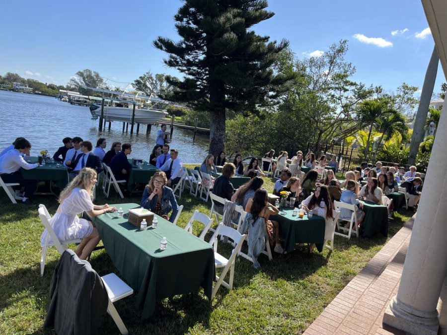 The seniors gathered on Dr. Pullen’s back yard for senior breakfast.